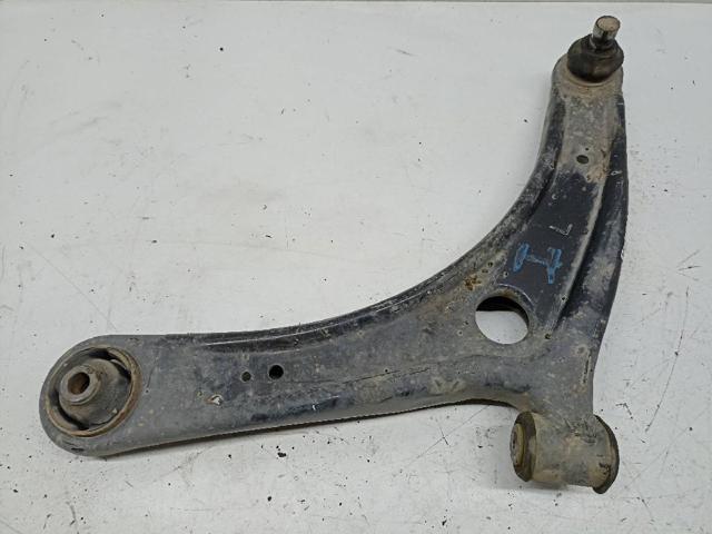 Braço oscilante inferior esquerdo de suspensão dianteira 4013A009 MITSUBISHI