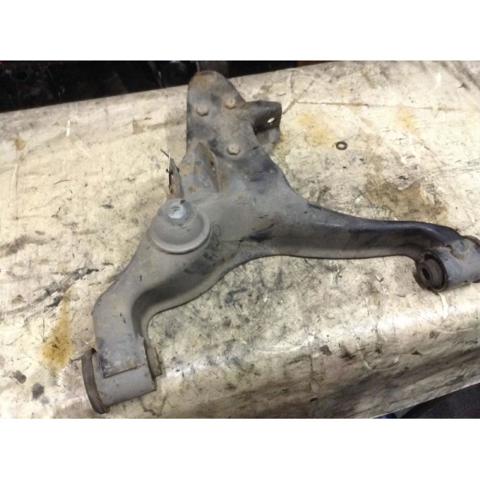 Braço oscilante inferior esquerdo de suspensão dianteira 4013A213 MITSUBISHI