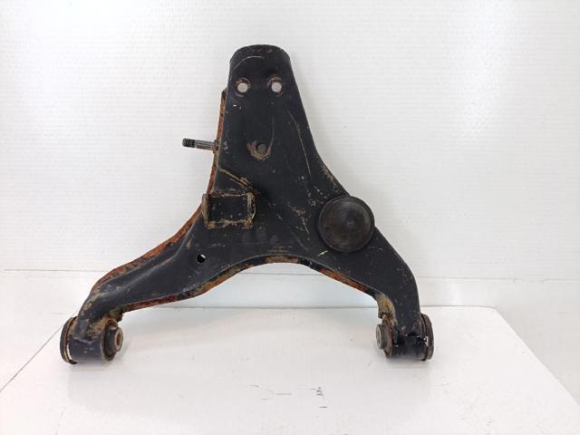 Braço oscilante inferior direito de suspensão dianteira 4013A472 MITSUBISHI