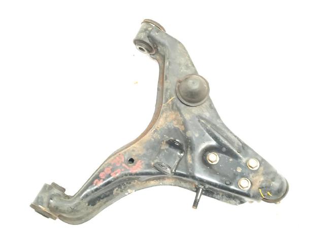 Braço oscilante inferior esquerdo de suspensão dianteira 4013A647 MITSUBISHI