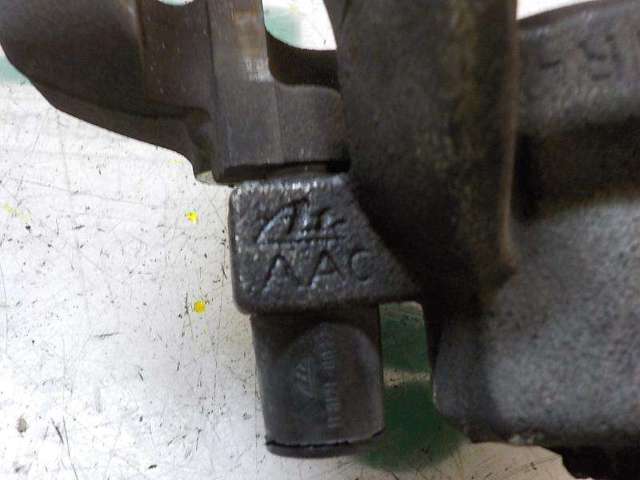 Suporte do freio dianteiro direito 410010121R RENAULT
