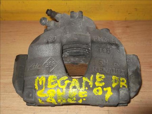 Suporte do freio dianteiro direito 410019795R RENAULT