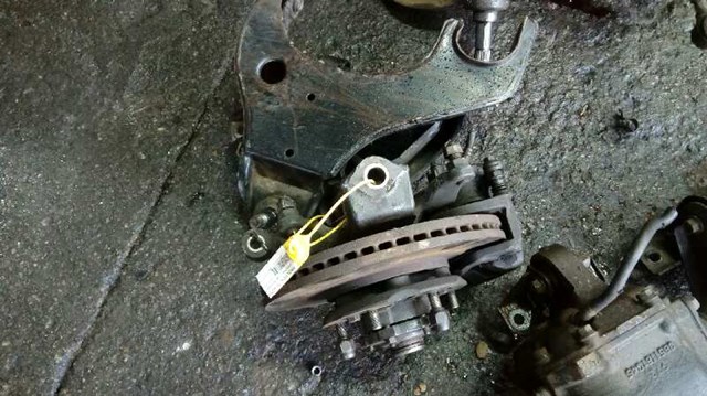 Suporte do freio dianteiro direito 41001VL30C NISSAN