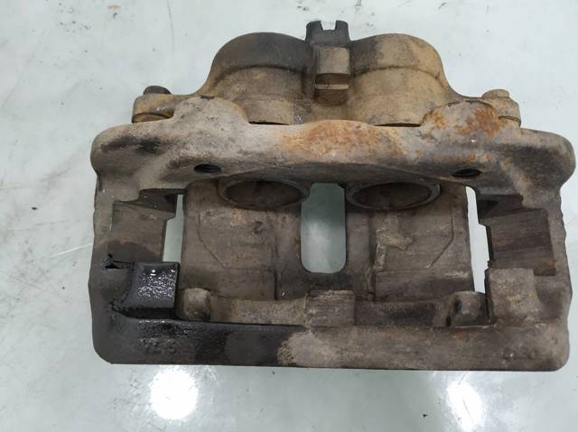 Suporte do freio dianteiro esquerdo 410107F000 NISSAN