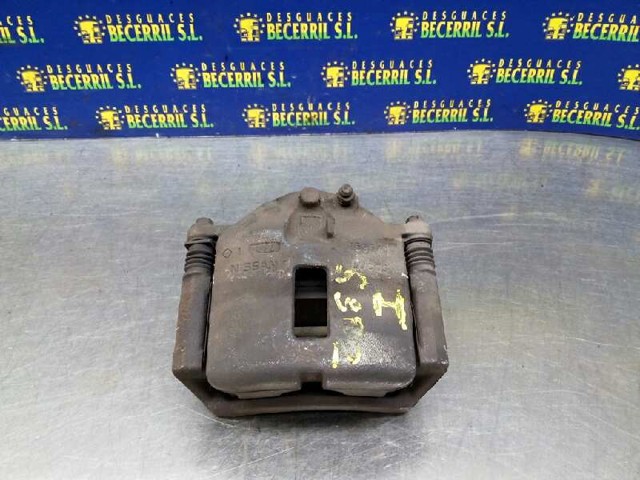 Suporte do freio dianteiro esquerdo 410114U10A NISSAN