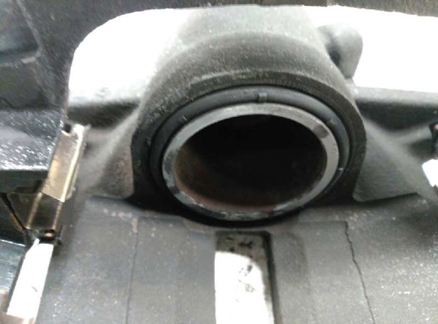Suporte do freio dianteiro esquerdo 410115900R RENAULT