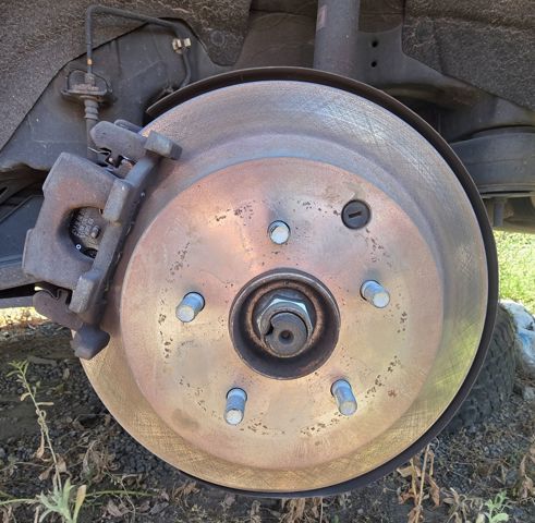 Suporte do freio traseiro esquerdo 440111AA0A NISSAN