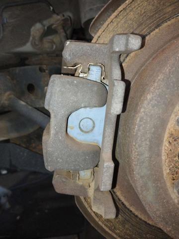 Suporte do freio traseiro esquerdo 440111AA0A NISSAN