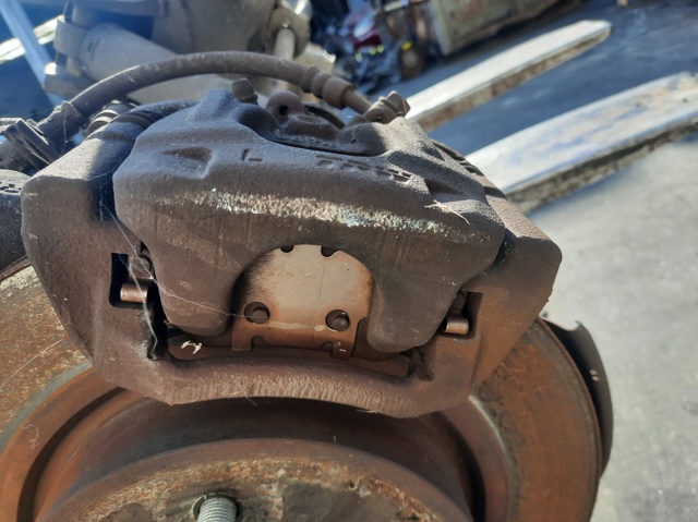 Suporte do freio traseiro esquerdo 440114CA0B NISSAN