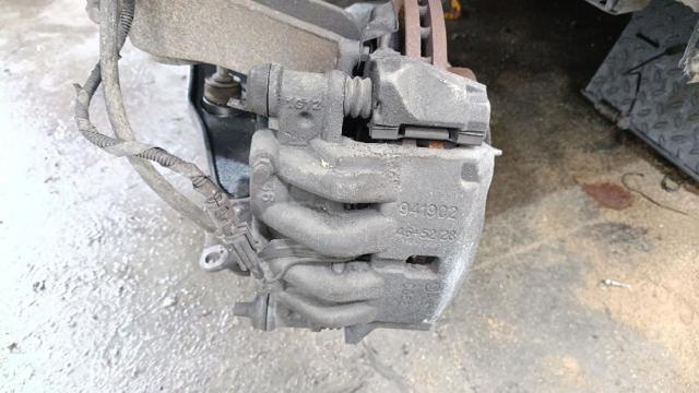 Suporte do freio dianteiro esquerdo 4401J8 PEUGEOT