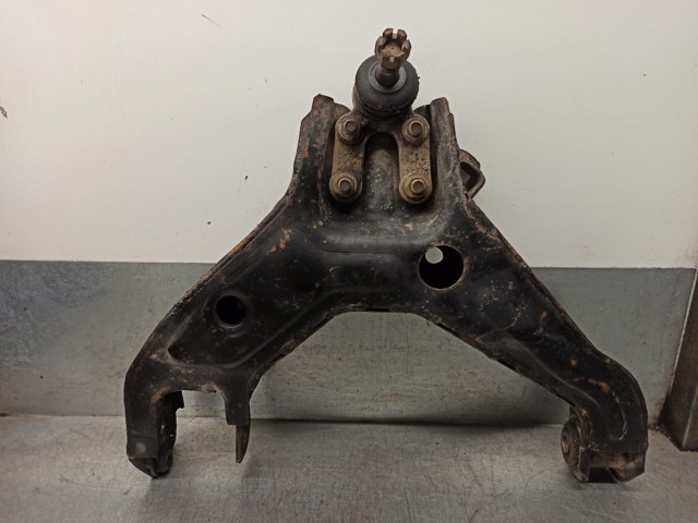 Braço oscilante inferior direito de suspensão dianteira 4450205004 SSANG YONG