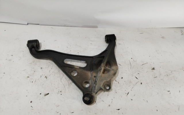 Braço oscilante inferior direito de suspensão dianteira 4520167D01 SUZUKI