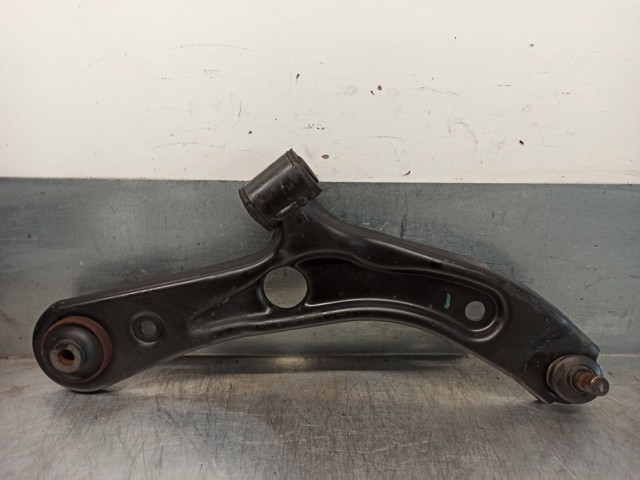 Braço oscilante inferior direito de suspensão dianteira 4520172K00 SUZUKI