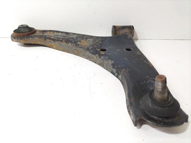 Braço oscilante inferior direito de suspensão dianteira 4520178K00000 SUZUKI