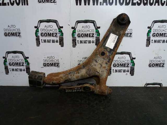 Braço oscilante inferior esquerdo de suspensão dianteira 4520260E01000 SUZUKI