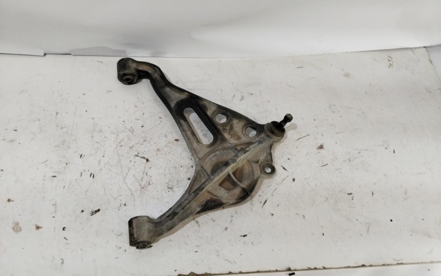 Braço oscilante inferior esquerdo de suspensão dianteira 4520267D01 SUZUKI