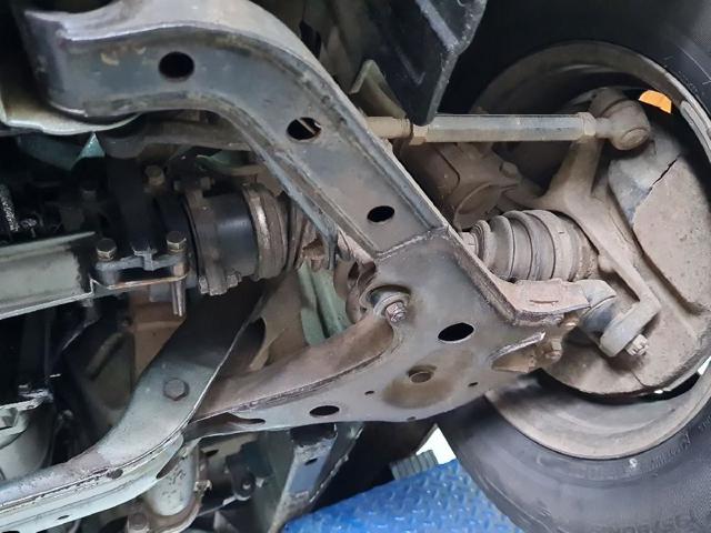 Braço oscilante inferior esquerdo de suspensão dianteira 4520285C00 SUZUKI