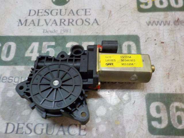 Motor de acionamento de vidro da porta dianteira esquerda 46841277 FIAT