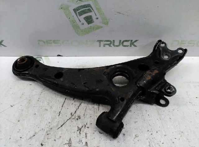 Braço oscilante inferior direito de suspensão dianteira 4806805050 TOYOTA