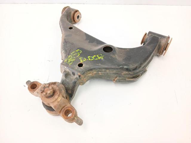Braço oscilante inferior direito de suspensão dianteira 480680K040 TOYOTA