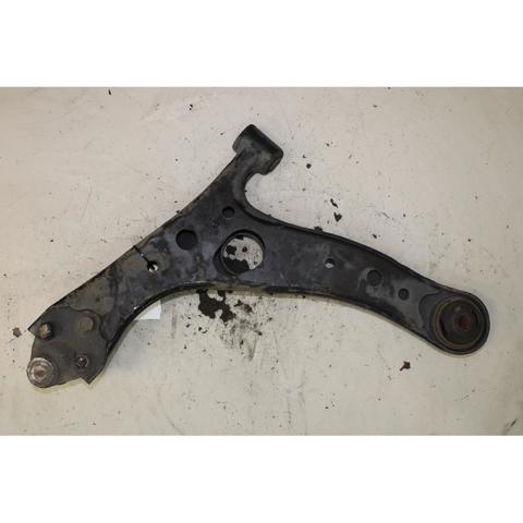 Braço oscilante inferior direito de suspensão dianteira 4806842040 TOYOTA