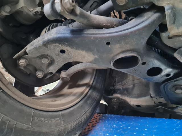 Braço oscilante inferior direito de suspensão dianteira 4806842050 TOYOTA