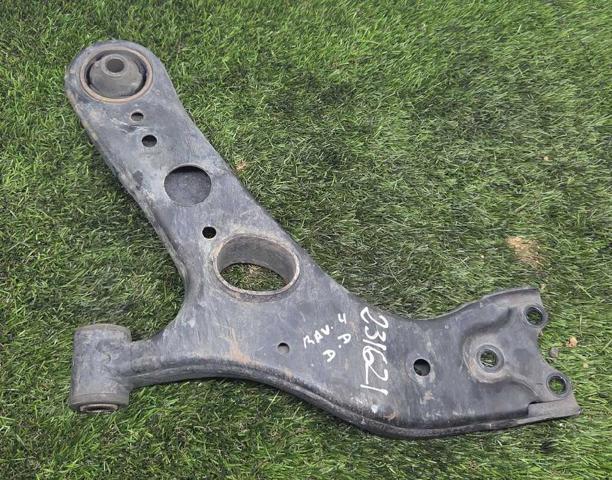 Braço oscilante inferior direito de suspensão dianteira 4806842050 TOYOTA