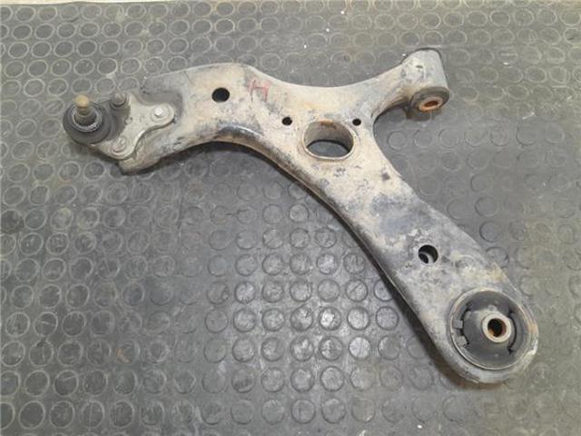 Braço oscilante inferior esquerdo de suspensão dianteira 4806902140 TOYOTA