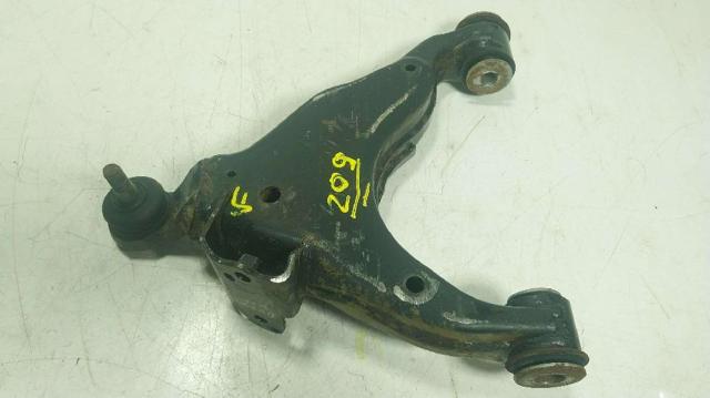 Braço oscilante inferior esquerdo de suspensão dianteira 4806960051 TOYOTA
