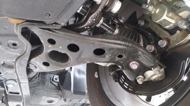Braço oscilante inferior esquerdo de suspensão dianteira 48069F4010 TOYOTA