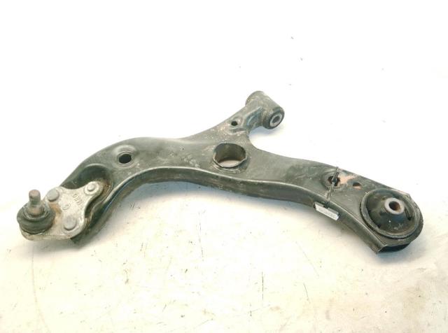 Braço oscilante inferior esquerdo de suspensão dianteira 48069F4010 TOYOTA