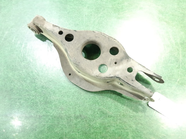 Braço oscilante inferior esquerdo de suspensão traseira 4873030140 TOYOTA