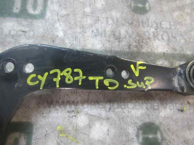 Braço oscilante superior direito de suspensão traseira 4877042040 TOYOTA