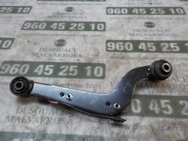 Braço oscilante superior direito de suspensão traseira 4877042040 TOYOTA