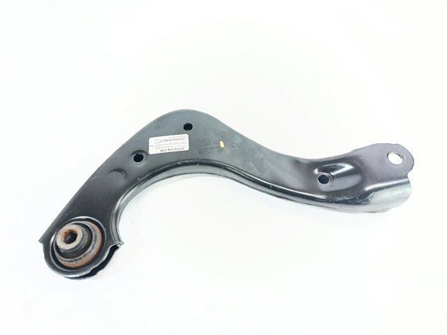 Braço oscilante superior direito de suspensão traseira 48770F4010 TOYOTA