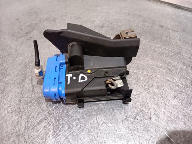 Fecho da porta traseira esquerda 4A0839015D VAG