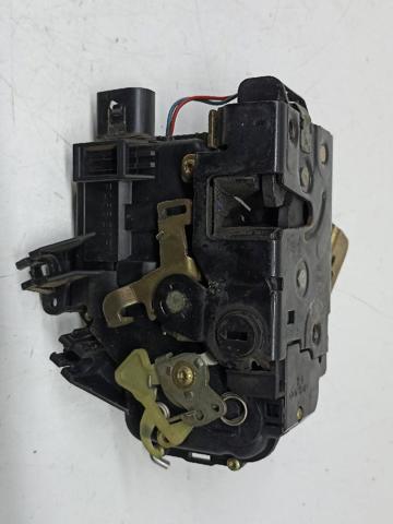 Fecho da porta traseira esquerda 4B0839015B VAG