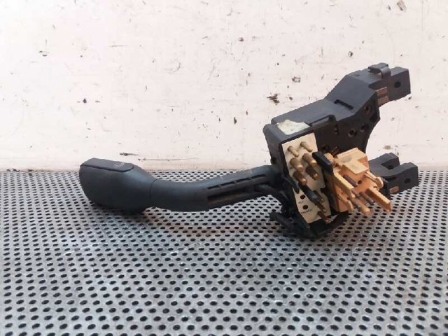Comutador esquerdo instalado na coluna da direção 4D0953513 VAG