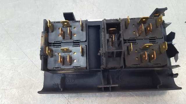 Botão traseiro direito de ativação de motor de acionamento de vidro 4D095985501C VAG