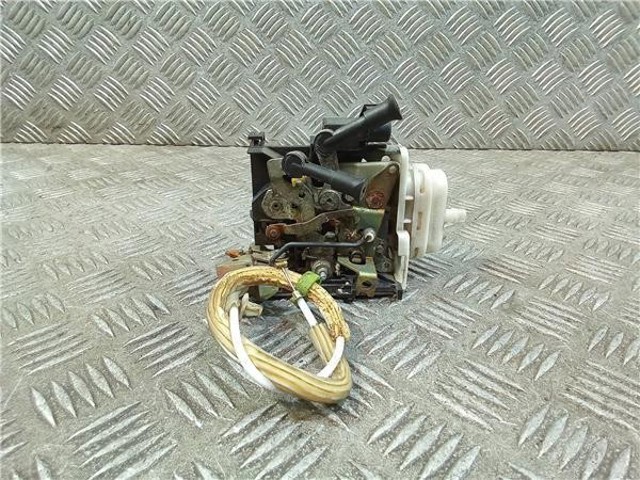 Fecho da porta dianteira direita 4D1837016A VAG