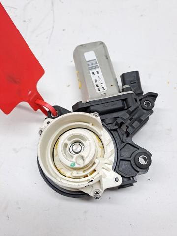 Motor acionador de abertura/fechamento da porta traseira direita 4F0837060 VAG