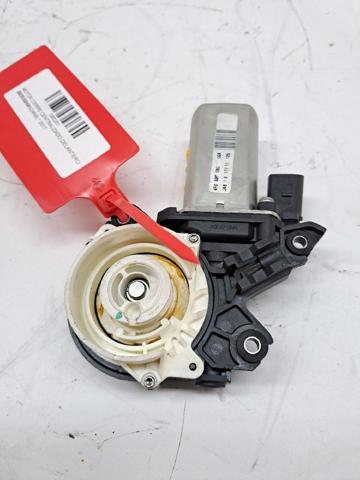 Motor acionador de abertura/fechamento da porta traseira direita 4F0837060 VAG