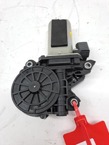 Motor acionador de abertura/fechamento da porta traseira direita 4F0837060 VAG