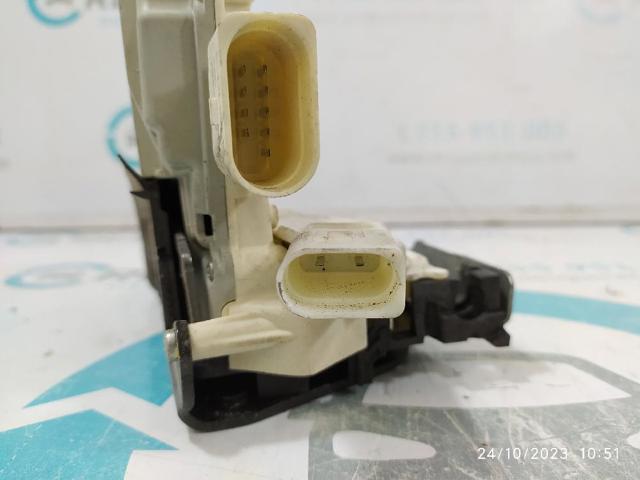 Fecho da porta dianteira esquerda 4G1837015 VAG