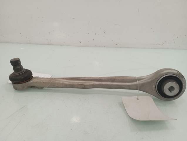 Braço oscilante superior direito de suspensão dianteira 4M0407506B VAG