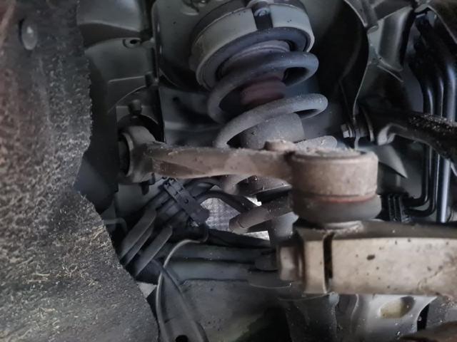 Braço oscilante superior direito de suspensão dianteira 4M0407510B VAG