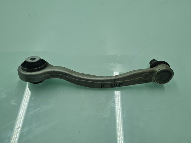 Braço oscilante superior direito de suspensão dianteira 4M0407510B VAG