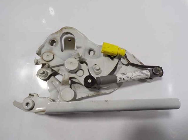Pirotecnia do capô 4M0823823 VAG