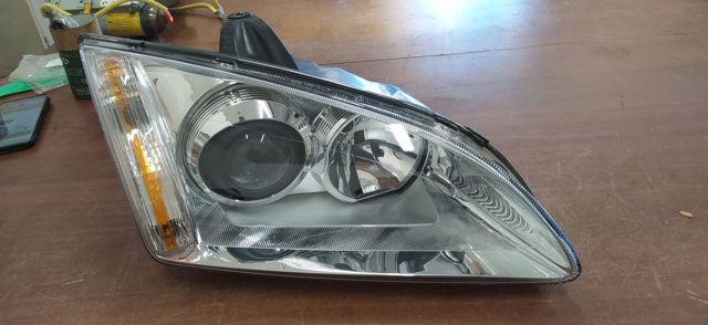 Luz direita 4M5113099GC FORD