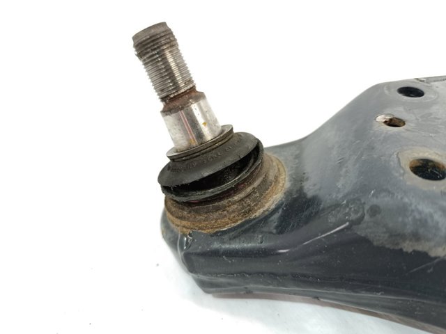 Braço oscilante inferior direito de suspensão dianteira 500334716 IVECO